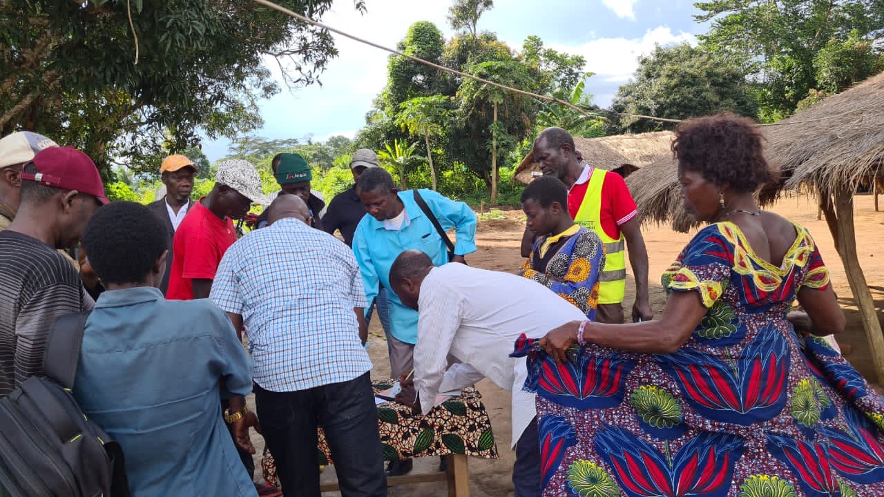 Community meeting in a village of Haut-Uélé province, D.R. Congo — REDD+ agreement signing